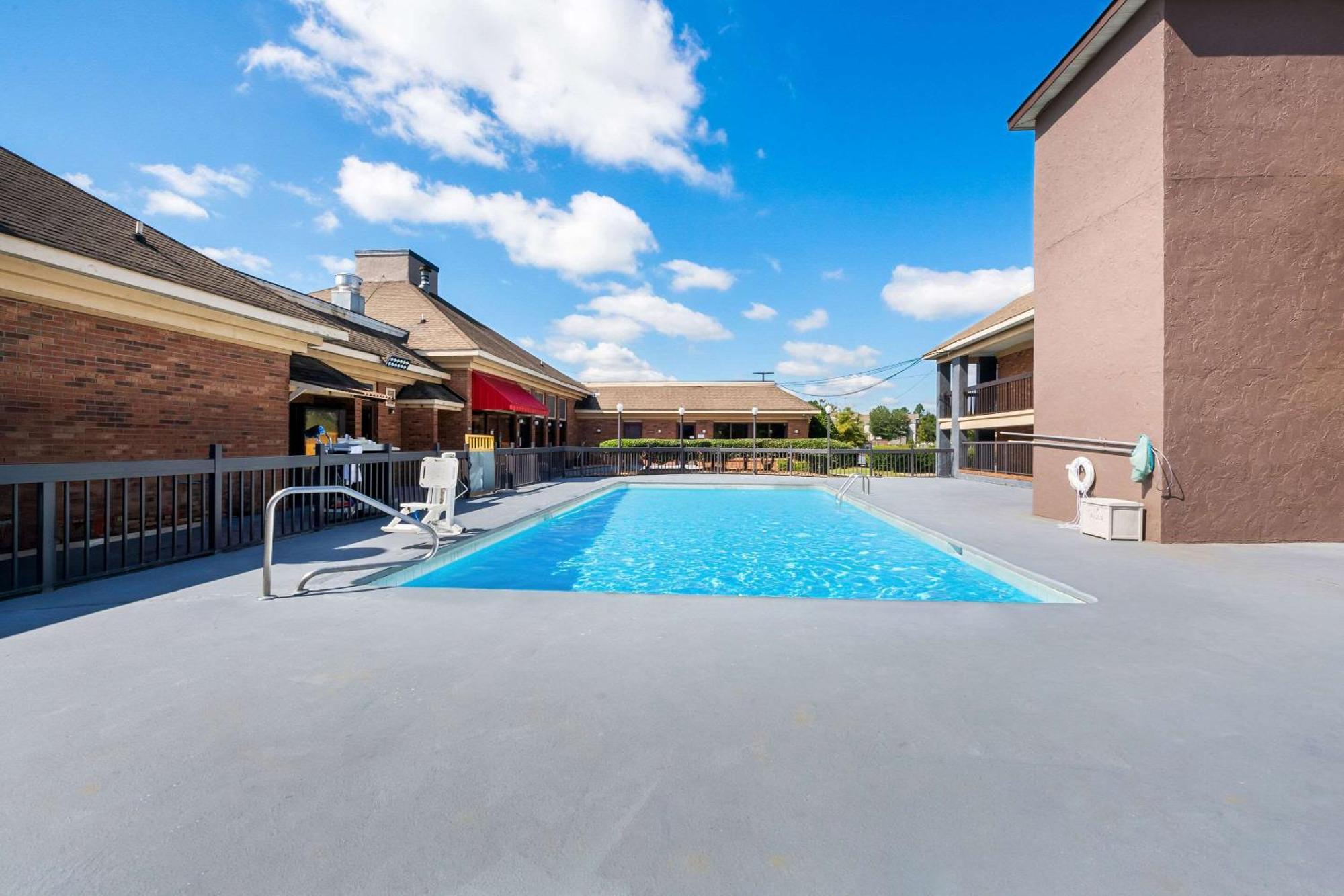 Quality Inn & Suites Fayetteville I-95 Exterior foto