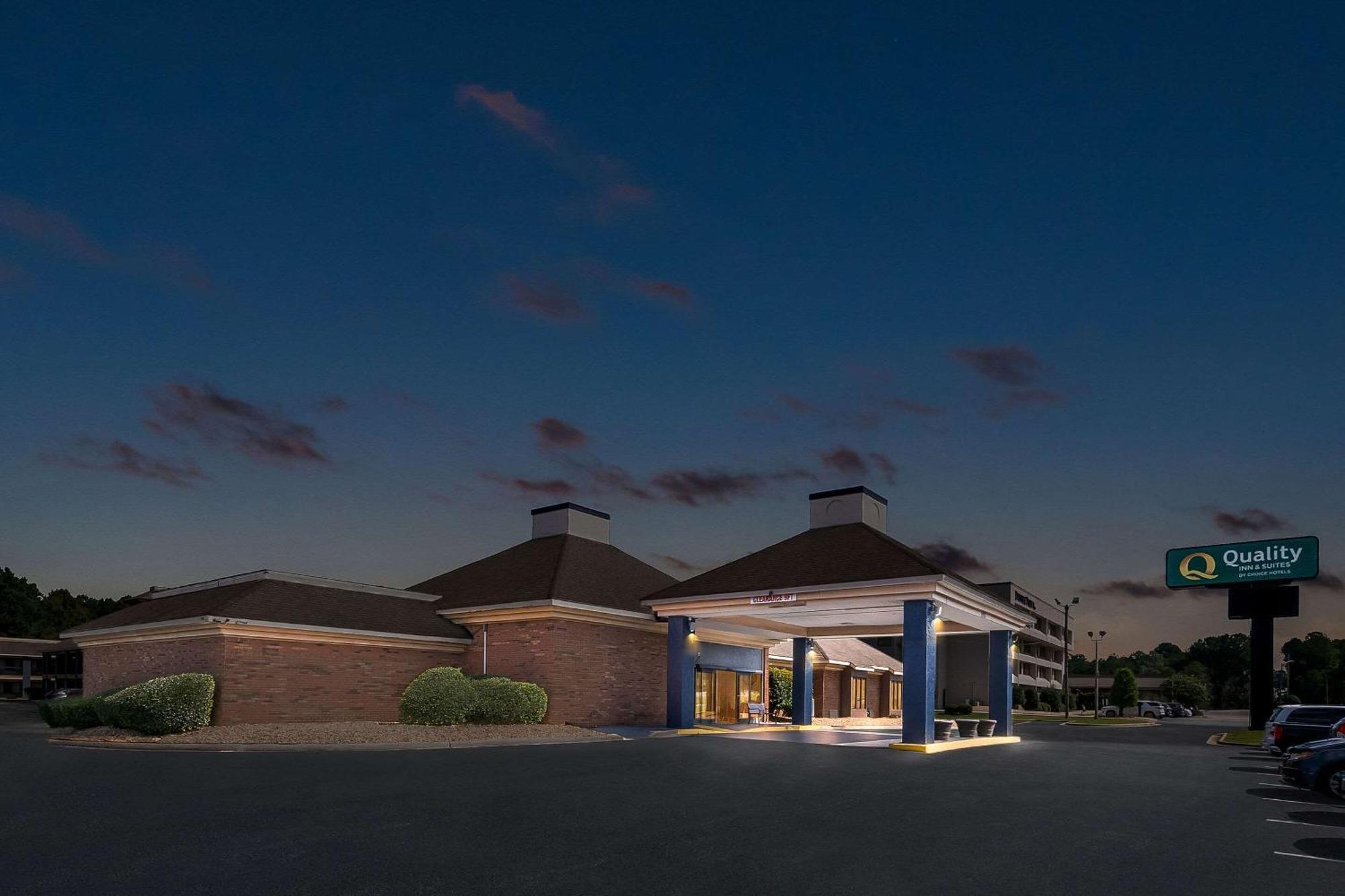 Quality Inn & Suites Fayetteville I-95 Exterior foto