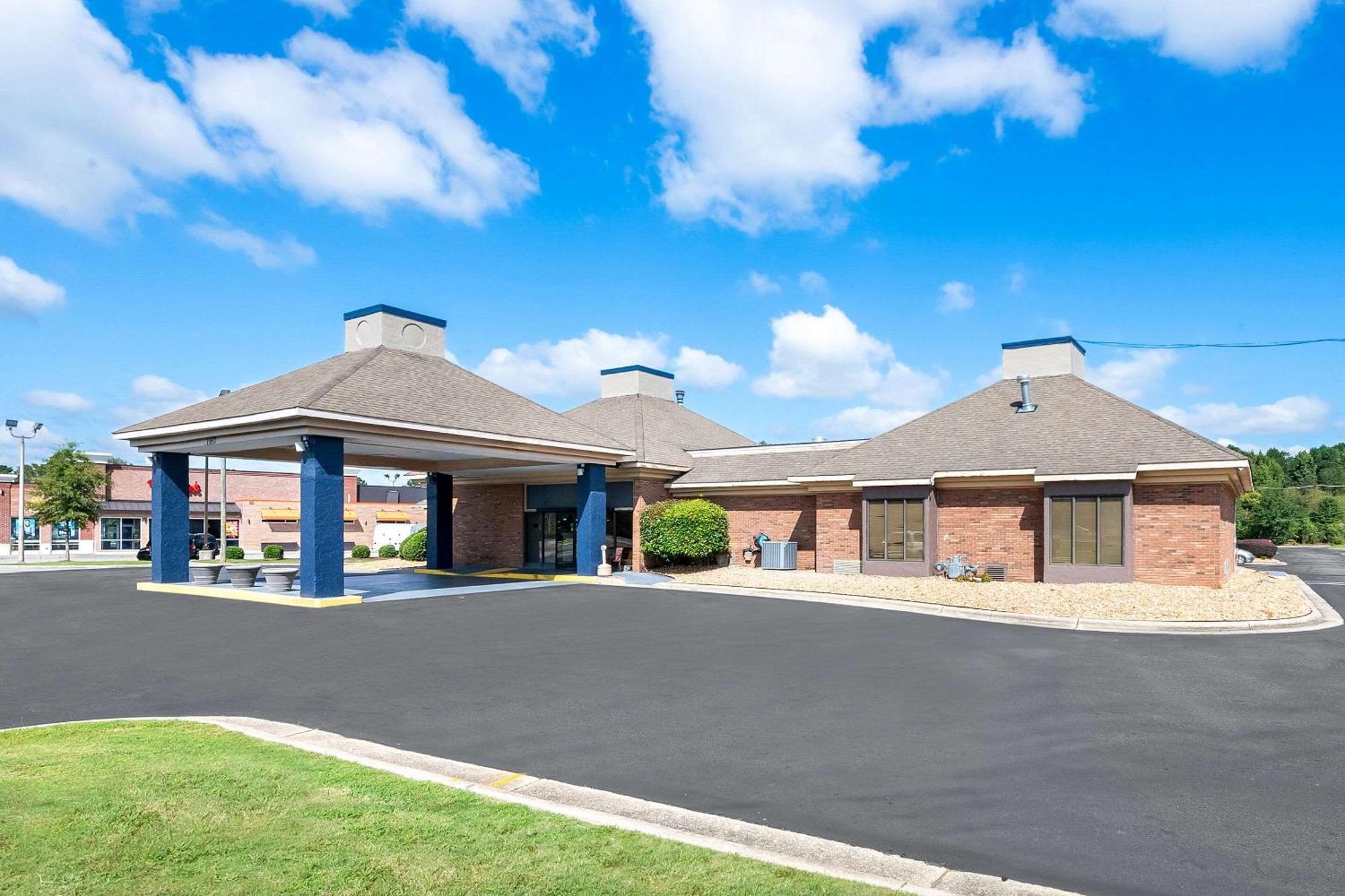 Quality Inn & Suites Fayetteville I-95 Exterior foto